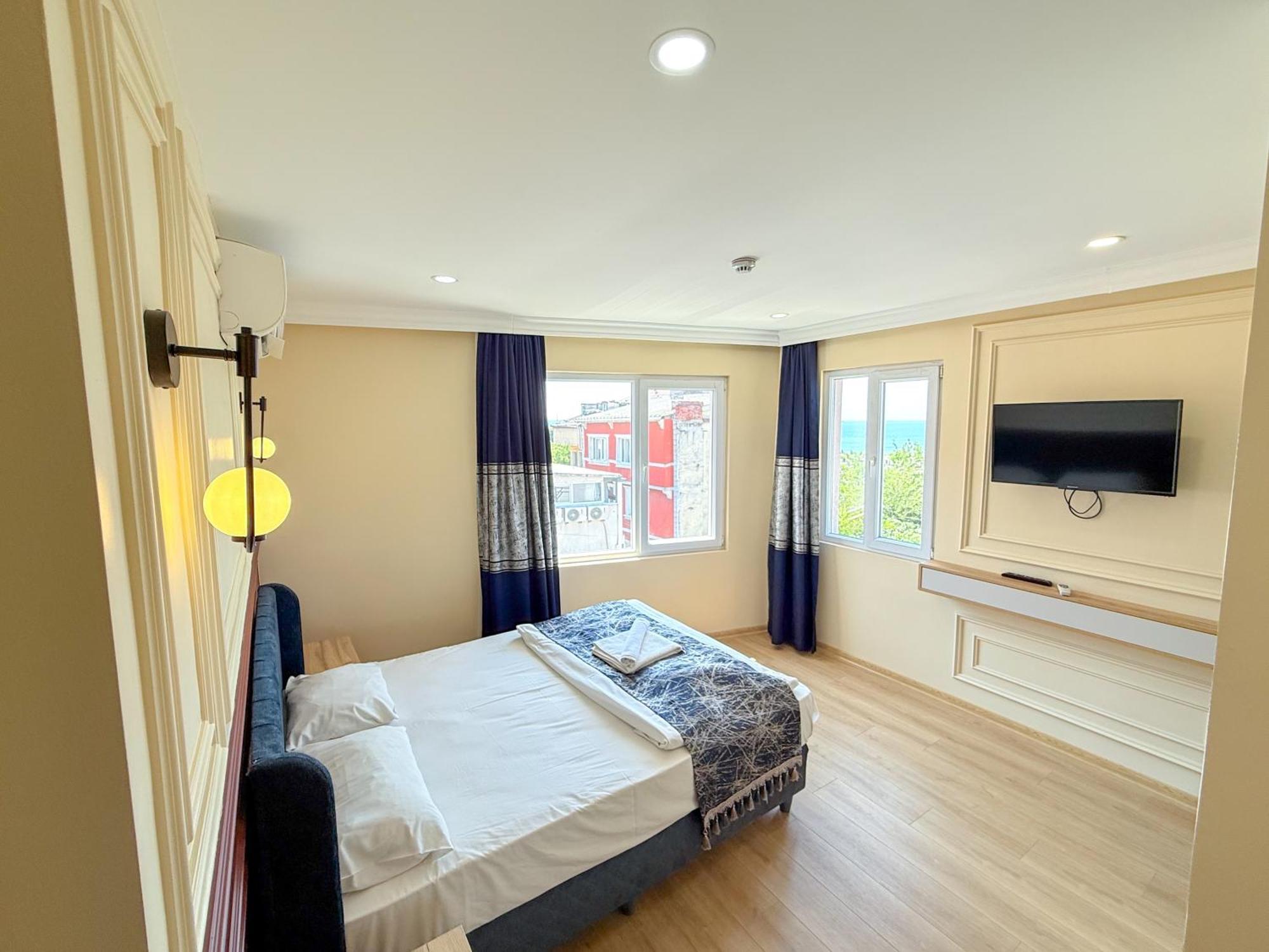 The Reina Hotel 3*