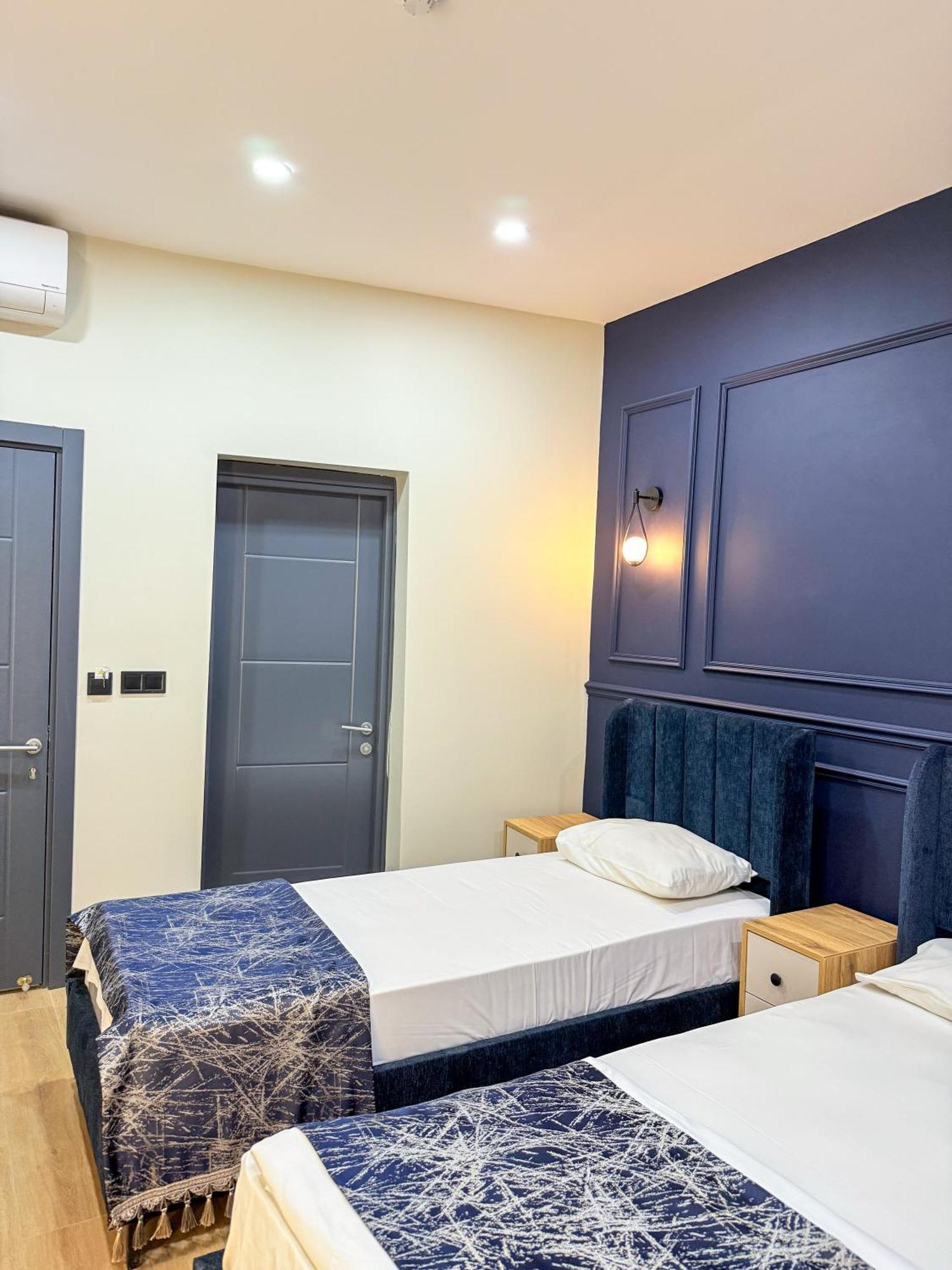 Hotel The Reina 3*